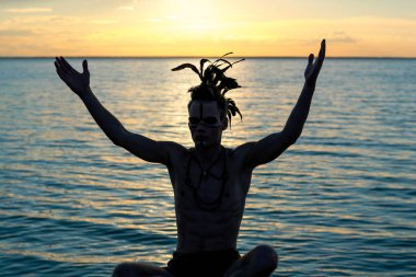 Siluet önünde oturan bir adamın kafasında, eşarplı