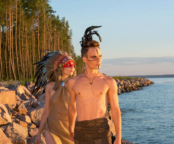 Ein Mann mit amerikanischer Indianerfärbung und Federn auf dem Kopf — Stockfoto