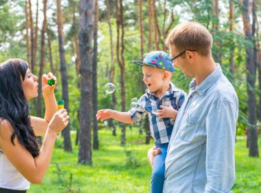 Baba elinde küçük bir çocuk ve ve annesi soa üfleme