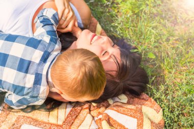 Anne ve küçük oğlu şımartmak ve gr üzerinde bir ekose eğlenin