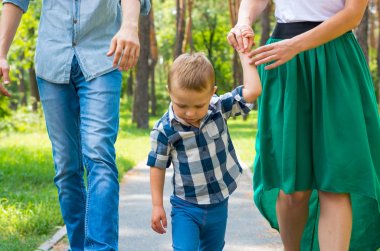 Annemle babam oğullarının elinden tutun ve park r yürümek