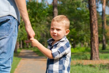 Baba tarafından el ve park yol boyunca yürüyüş oğulları tutun. FAM