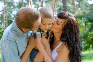 Annem ve babam sarılmak ve onların bebeği öp