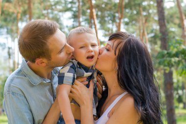 Annem ve babam sarılmak ve onların bebeği öp ve yaramaz.