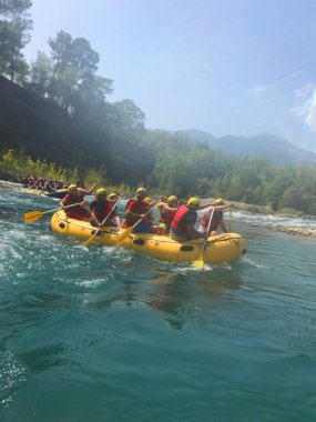 Yazı işleri. 10 Eylül 2017. Manavgat, Türkiye. Bir grup adam 