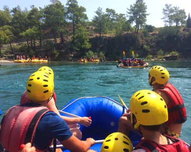 Yazı işleri. 10 Eylül 2017. Manavgat, Türkiye. Kadın ve erkek bir grup rafting