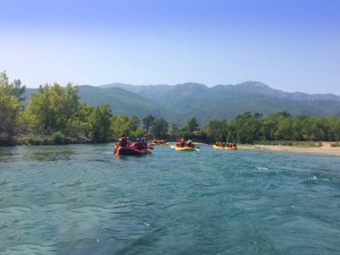 Kadın ve erkek bir grup aşırı spor nehirde rafting
