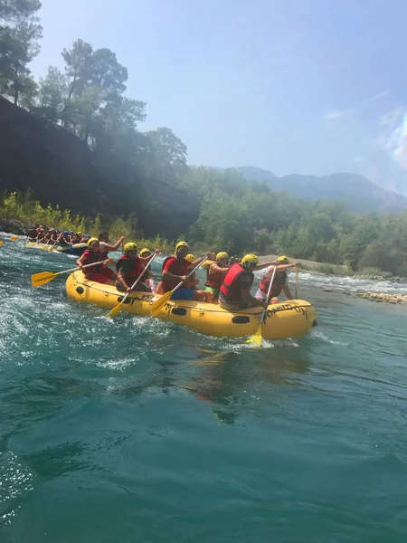 Yazı işleri. 10 Eylül 2017. Manavgat, Türkiye. Bir grup adam 