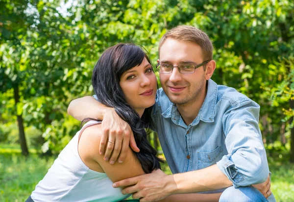 Lief paar - man en vrouw - knuffelen in het park op een sunn — Stockfoto
