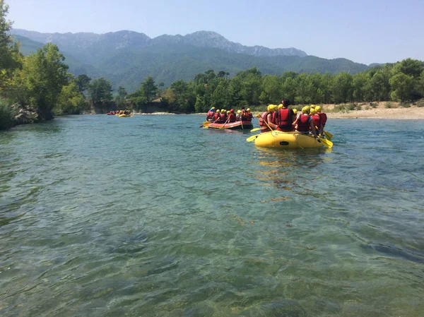 Grupa mężczyzn i kobiet są rafting na rzece, sport ekstremalny — Zdjęcie stockowe