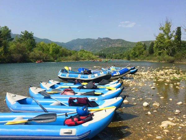 Bir dağ rafting için kürek (sallar) ile hava ile şişirilen kayıklar 