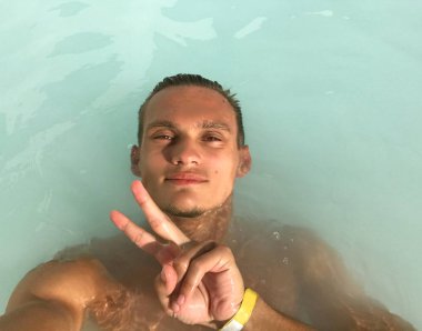 Pam Traverten su yalan selfie yapan bir genç erkek