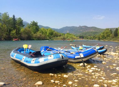 F bir dağ Nehri boyunca rafting için hava ile şişirilen kayıklar (sallar)