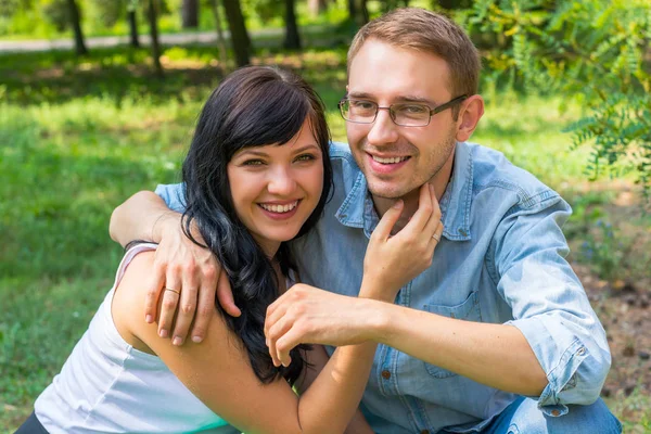 Liefdevol paar - man en vrouw - knuffelen en lachen in de p — Stockfoto