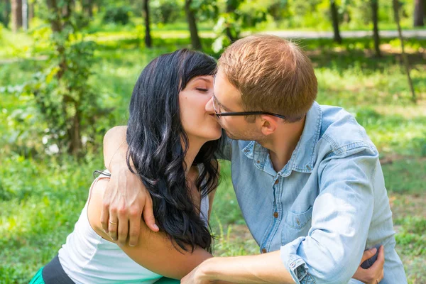 Loving couple - husband and wife - hugging and kisses in the par — Stock Photo, Image