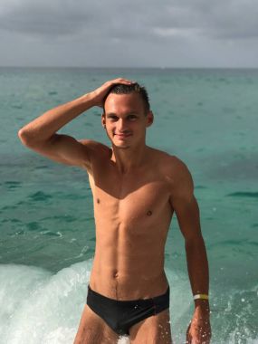 Genç adam sıradışı renk fırtınalı denizden geliyor