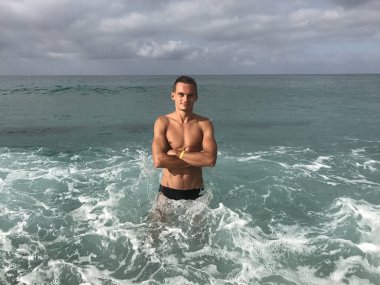 Genç adam alışılmadık renk fırtınadan deniz dışarı geliyor, önce 