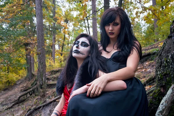 Dos morenas mujeres con maquillaje como un cráneo de Halloween y Hallo —  Fotos de Stock