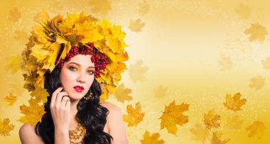 Kadın-Güz. Çelenk sonbahar yaprakları ve gueld güzel kadın