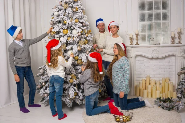 Children and adults are decorate a Christmas tree — Stock Photo, Image