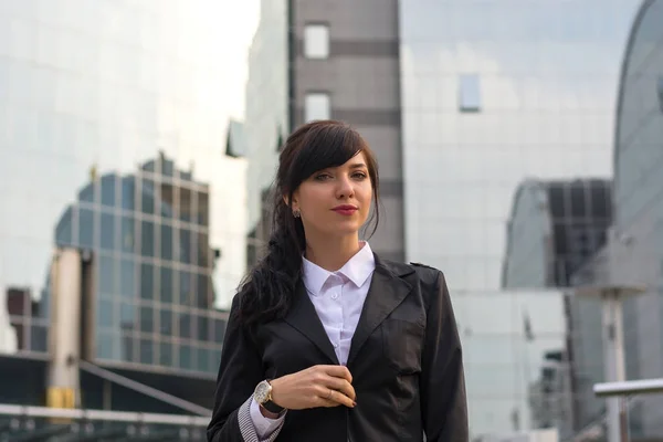 Ung vacker kvinna i kostym står på bakgrunden o — Stockfoto