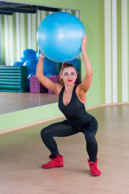 Genç çekici kadın fitness aynaya yakınındaki devreye girer 