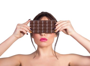 Bir beyaz çikolata ile yüzünü kaplayan güzel genç kadın