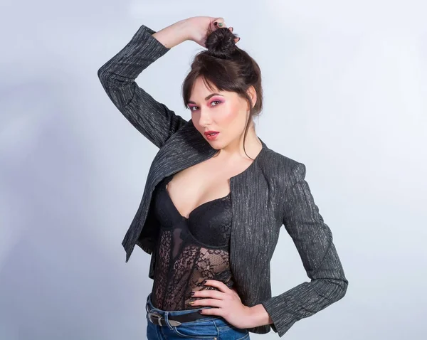 Una hermosa mujer sexy en lencería de encaje negro, jeans y un jacke — Foto de Stock