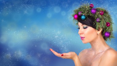 Bir Noel dallar yapılan bir çelenk içinde güzel bir kadın 