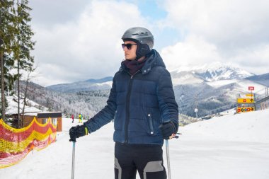 Kayakçı gözlük ve bir dağ sürme bir kask