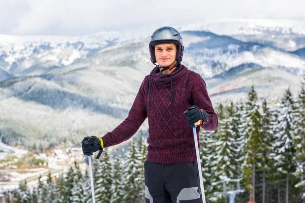 Esquiador en gafas y un casco montando una montaña — Foto de Stock