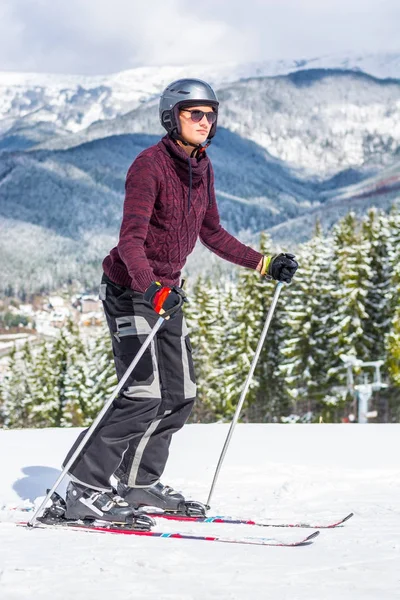 Skiër in glazen en een helm rijden een berg — Stockfoto