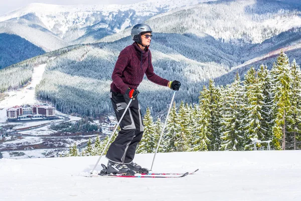 Skiër in glazen en een helm rijden een berg — Stockfoto