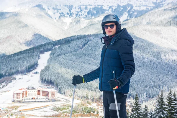 Esquiador en gafas y un casco montando una montaña — Foto de Stock
