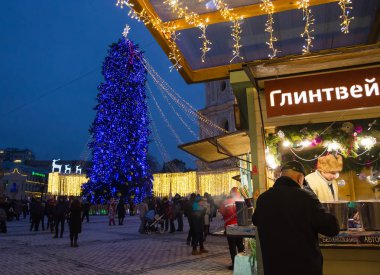 Yazı işleri. Kiev/Ukrayna - Ocak, 13, 2018: Ayasofya Meydanı'nda yeni yıl adil. Kiev, Ukrayna Noel ağacı ve Noel süslemeleri merkezinde Sophia meydanında. Yeni yıl Fuarı. İnsanlar Noel ağacı, sahneleri ve churche Meydanı'nda