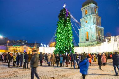 Yazı işleri. Kiev/Ukrayna - Ocak, 13, 2018: Ayasofya Meydanı'nda yeni yıl adil. Kiev, Ukrayna Noel ağacı ve Noel süslemeleri merkezinde Sophia meydanında. Yeni yıl Fuarı. İnsanlar Noel ağacı, sahneleri ve churche Meydanı'nda