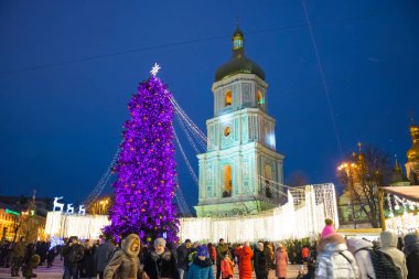 Yazı işleri. Kiev/Ukrayna - Ocak, 13, 2018: Ayasofya Meydanı'nda yeni yıl adil. Kiev, Ukrayna Noel ağacı ve Noel süslemeleri merkezinde Sophia meydanında. Yeni yıl Fuarı. İnsanlar Noel ağacı, sahneleri ve churche Meydanı'nda