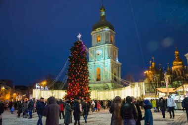Yazı işleri. Kiev/Ukrayna - Ocak, 13, 2018: Ayasofya Meydanı'nda yeni yıl adil. Kiev, Ukrayna Noel ağacı ve Noel süslemeleri merkezinde Sophia meydanında. Yeni yıl Fuarı. İnsanlar Noel ağacı, sahneleri ve churche Meydanı'nda