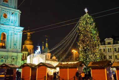 Yazı işleri. Kiev/Ukrayna - Ocak, 13, 2018: Ayasofya Meydanı'nda yeni yıl adil. Kiev, Ukrayna Noel ağacı ve Noel süslemeleri merkezinde Sophia meydanında. Yeni yıl Fuarı. İnsanlar Noel ağacı, sahneleri ve churche Meydanı'nda