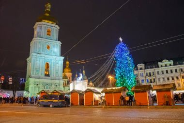 Yazı işleri. Kiev/Ukrayna - Ocak, 13, 2018: Ayasofya Meydanı'nda yeni yıl adil. Kiev, Ukrayna Noel ağacı ve Noel süslemeleri merkezinde Sophia meydanında. Yeni yıl Fuarı. İnsanlar Noel ağacı, sahneleri ve churche Meydanı'nda