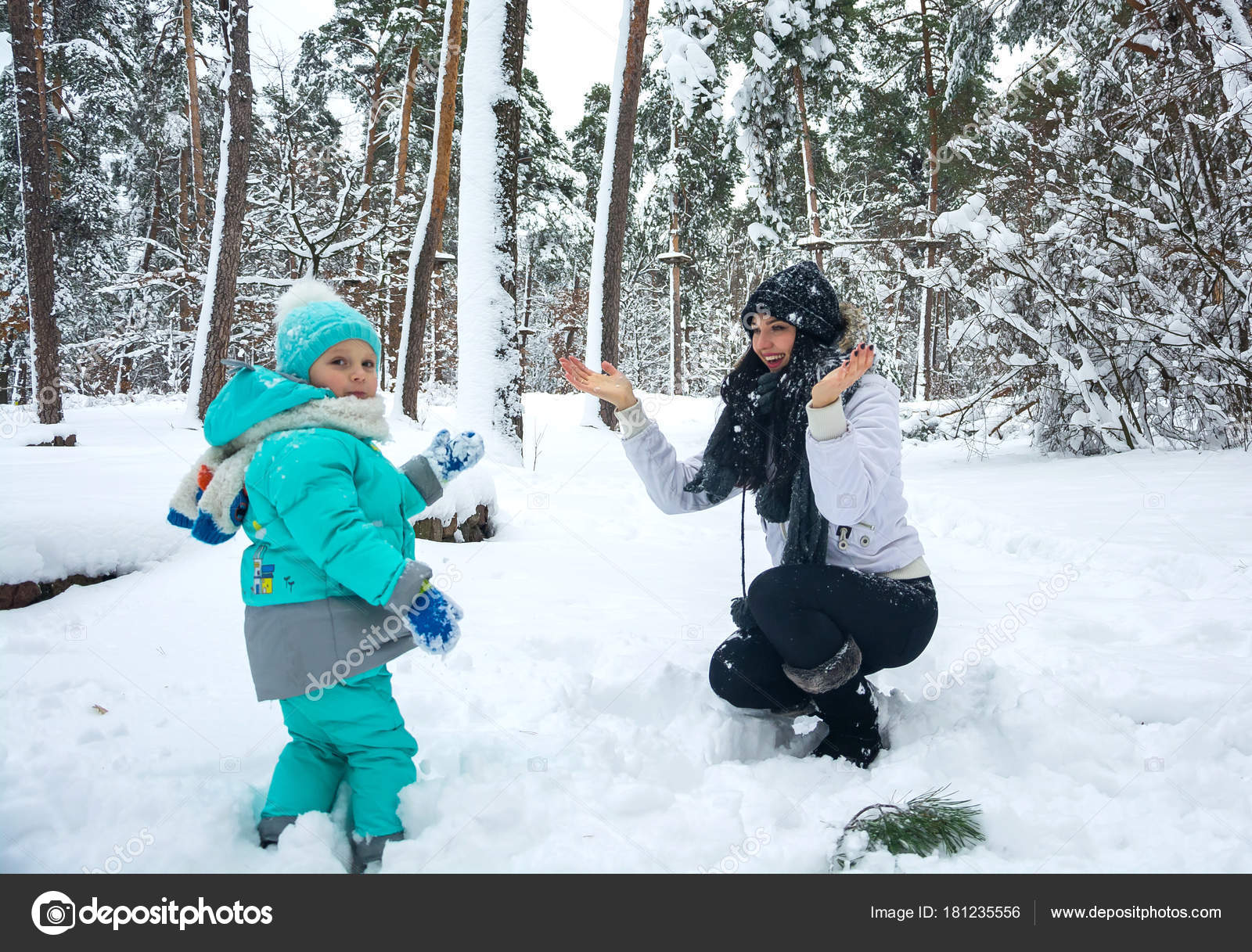 люди зимы. люди играющие в снежки. игра в снежки. зимние игры снежки. We are playing snowballs.
