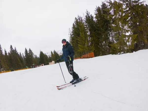 Een jonge kerel in sportbril en skiën in de bergen in Pyl — Stockfoto