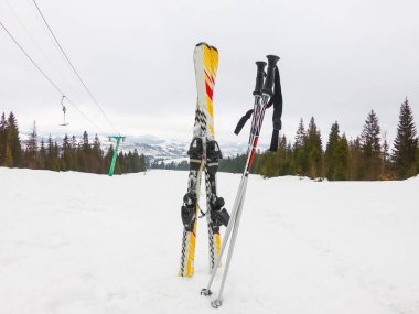 Teleferik ve karla kaplı fonunda Kayak 
