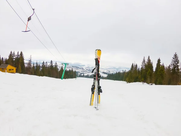 滑雪的背景下滑雪升降机和雪帽 — 图库照片