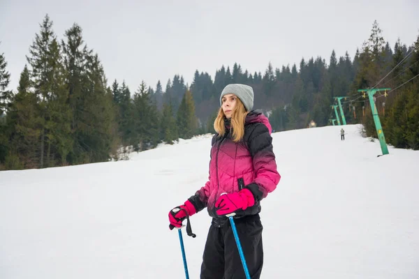 Een jong meisje, Skiën in de bergen in Pylypets, in Transcarpat — Stockfoto