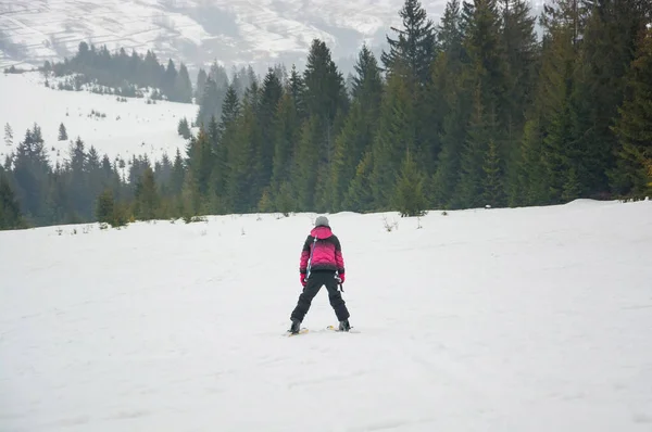 Een jong meisje, Skiën in de bergen in Pylypets, in Transcarpat — Stockfoto