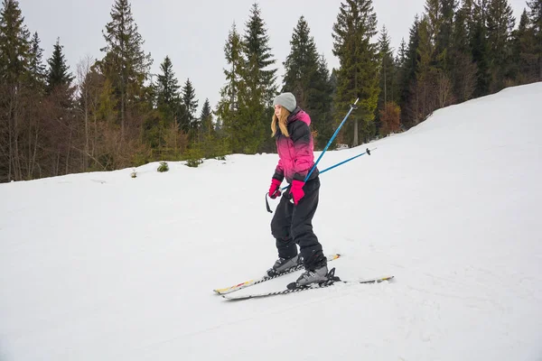 Ein junges Mädchen beim Skifahren in den Bergen in Pylypen, in Transkarpat — Stockfoto