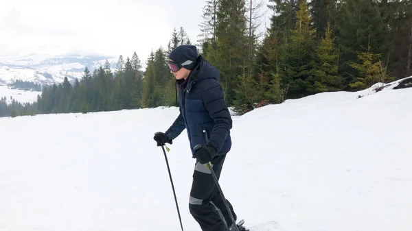 Jeune Homme Lunettes Sport Skier Montagne — Photo