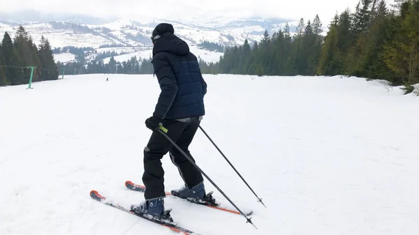 Een Jonge Man Sportbril Skiën Bergen — Stockfoto