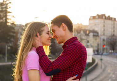 Adam genç kadın öpecek ve saçlarını dokunur